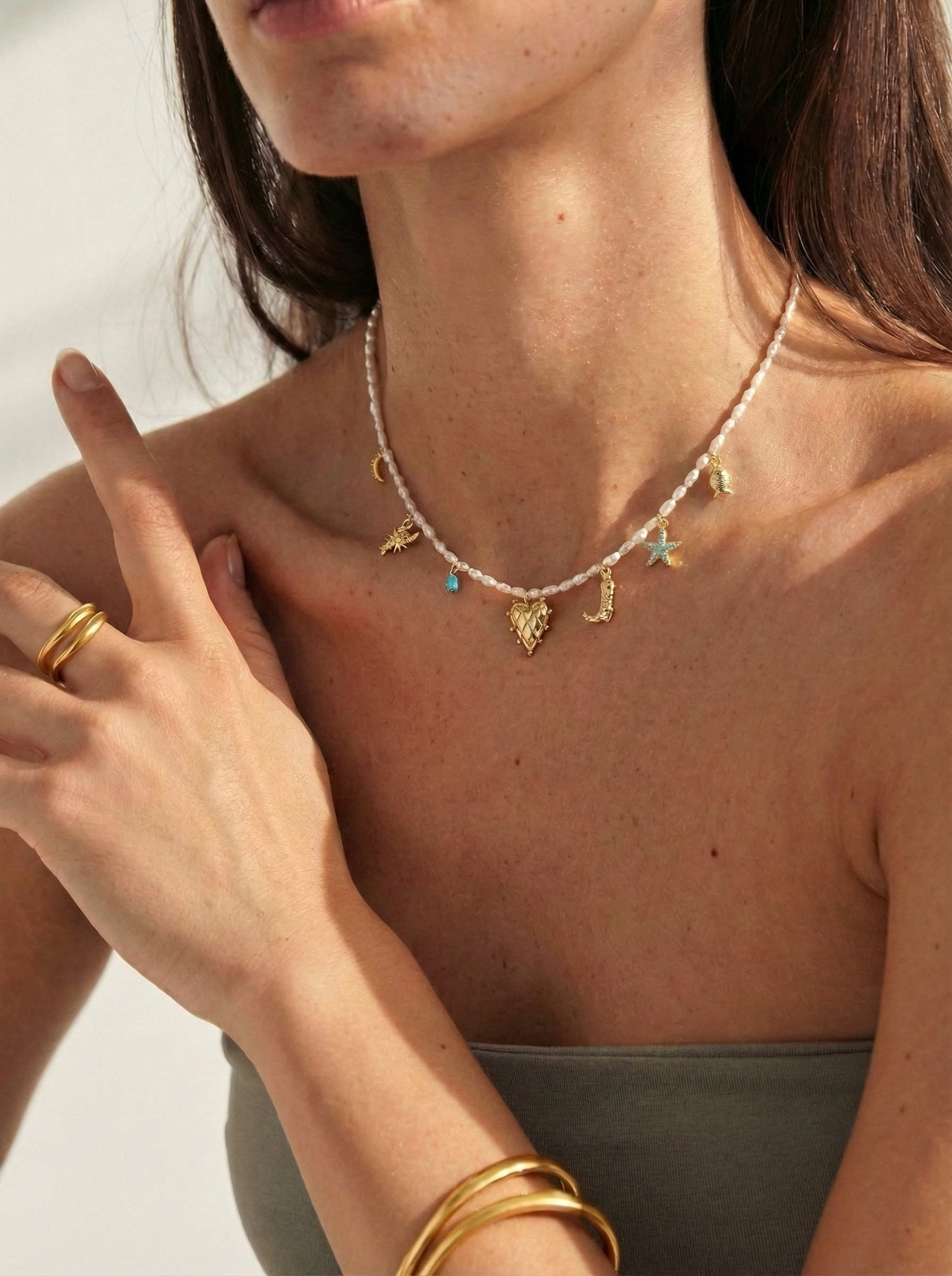 მარგალიტის ყელსაბამი ჩარმებით