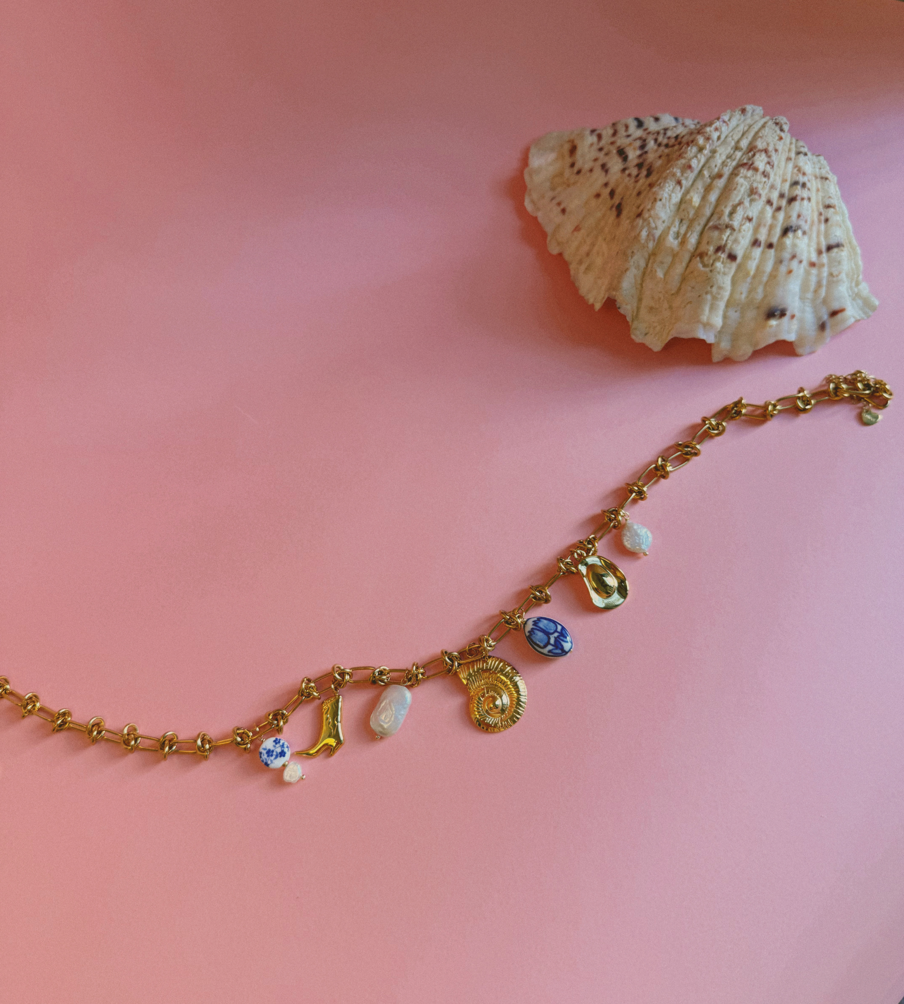 Shell charm ყელსაბამი