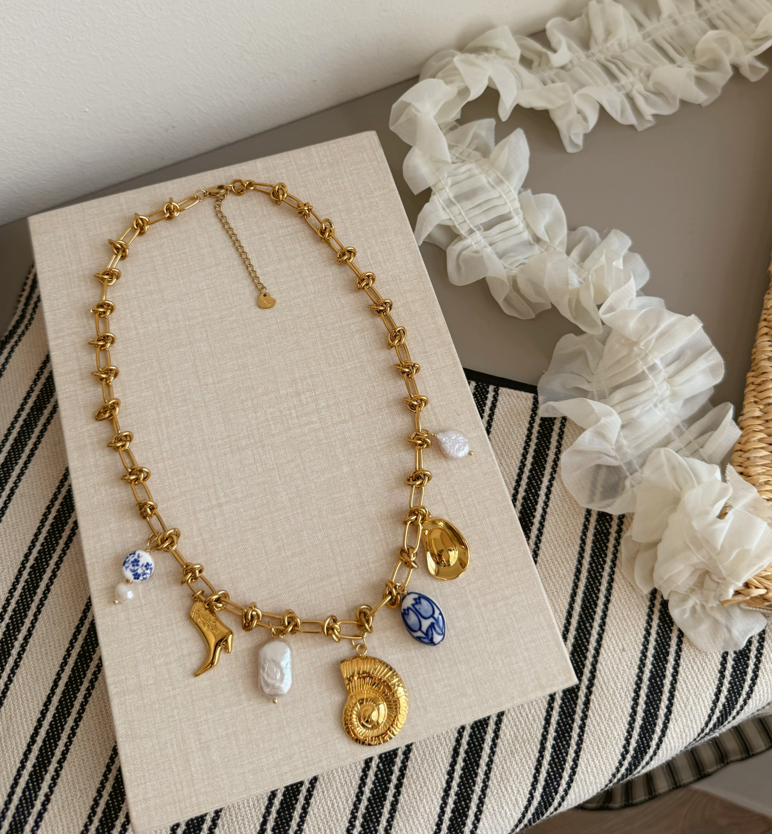 Shell charm ყელსაბამი
