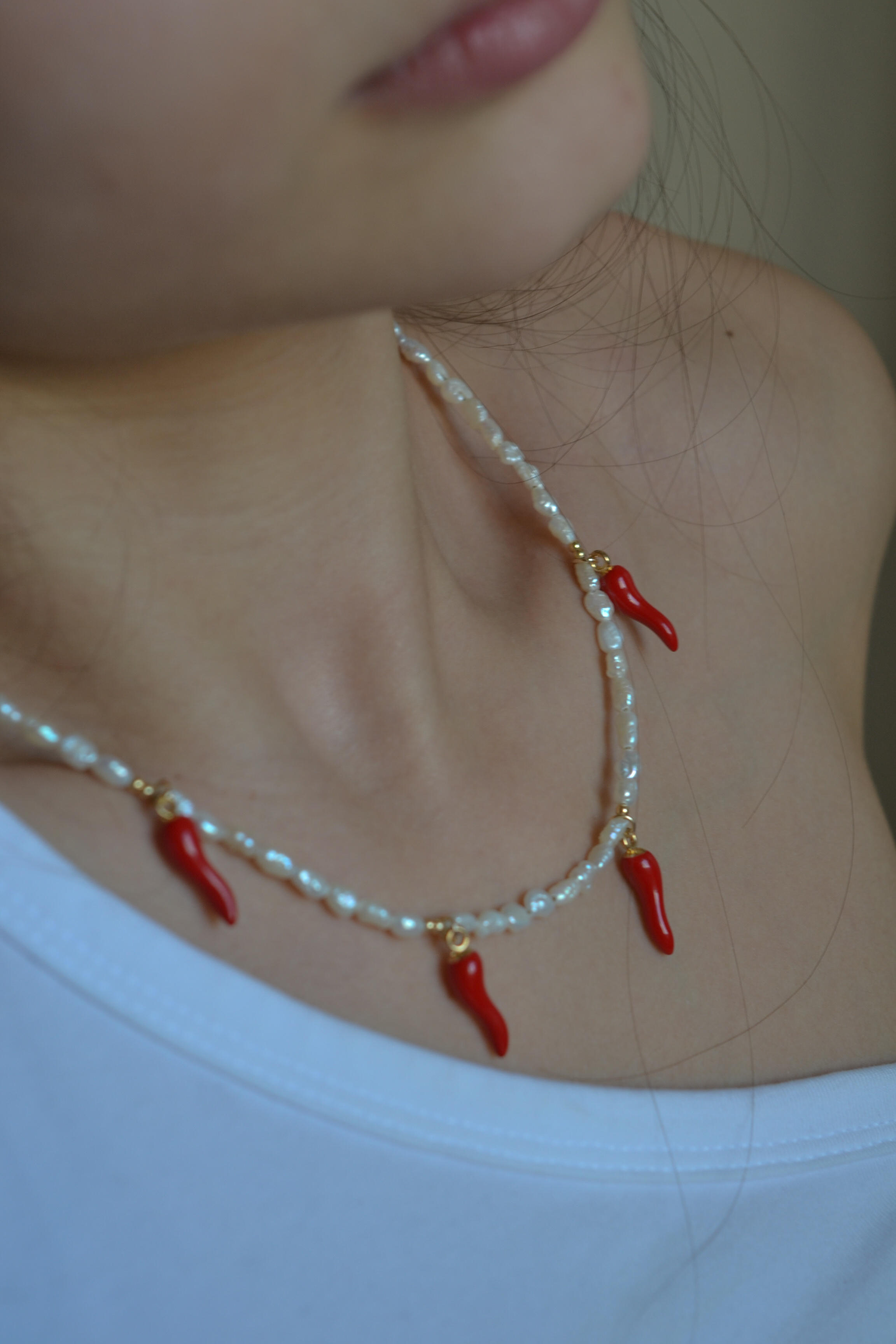 კორნიჩელოს ყელსბამი, მარგალიტები