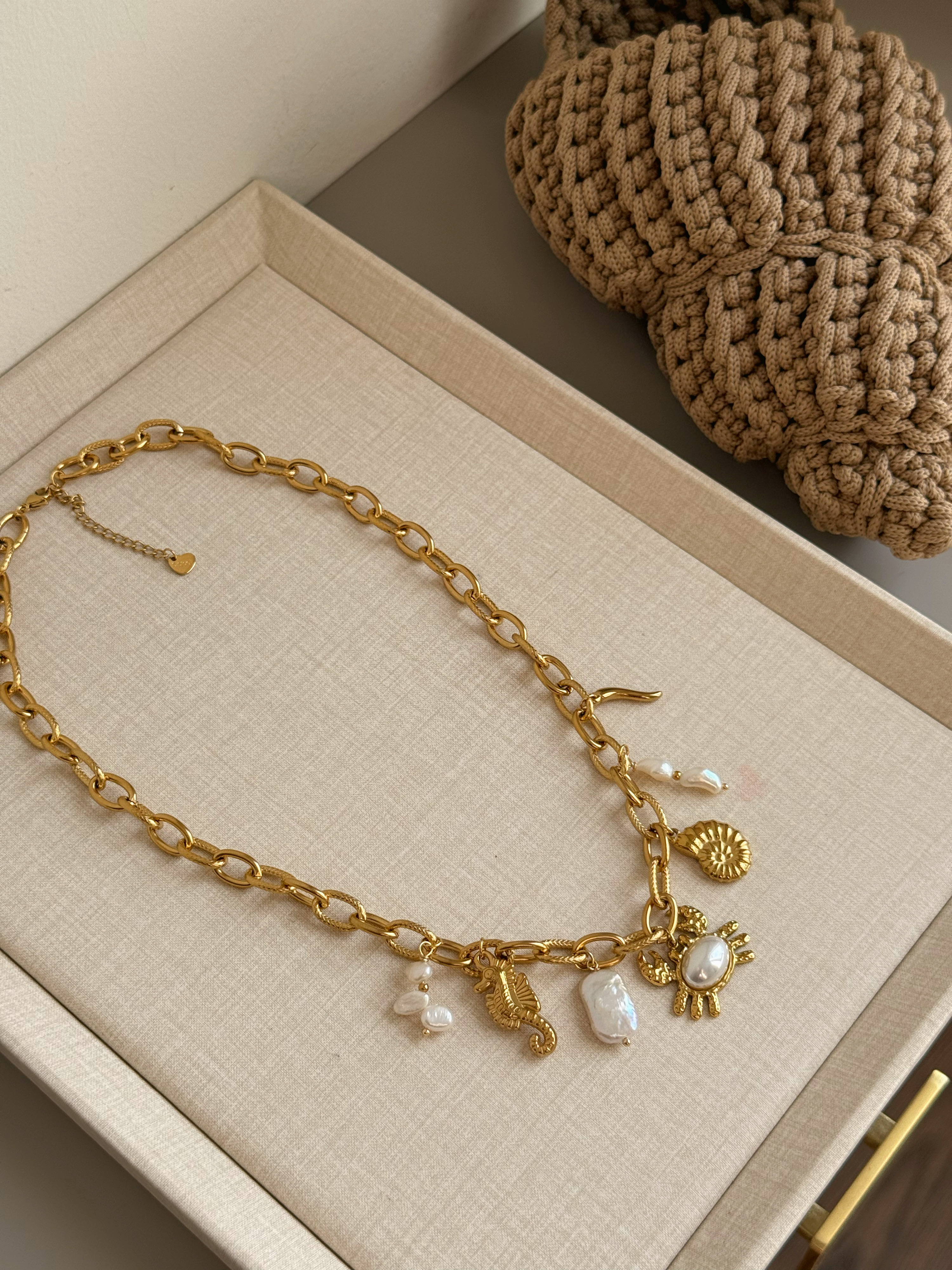 White crab ყელსაბამი